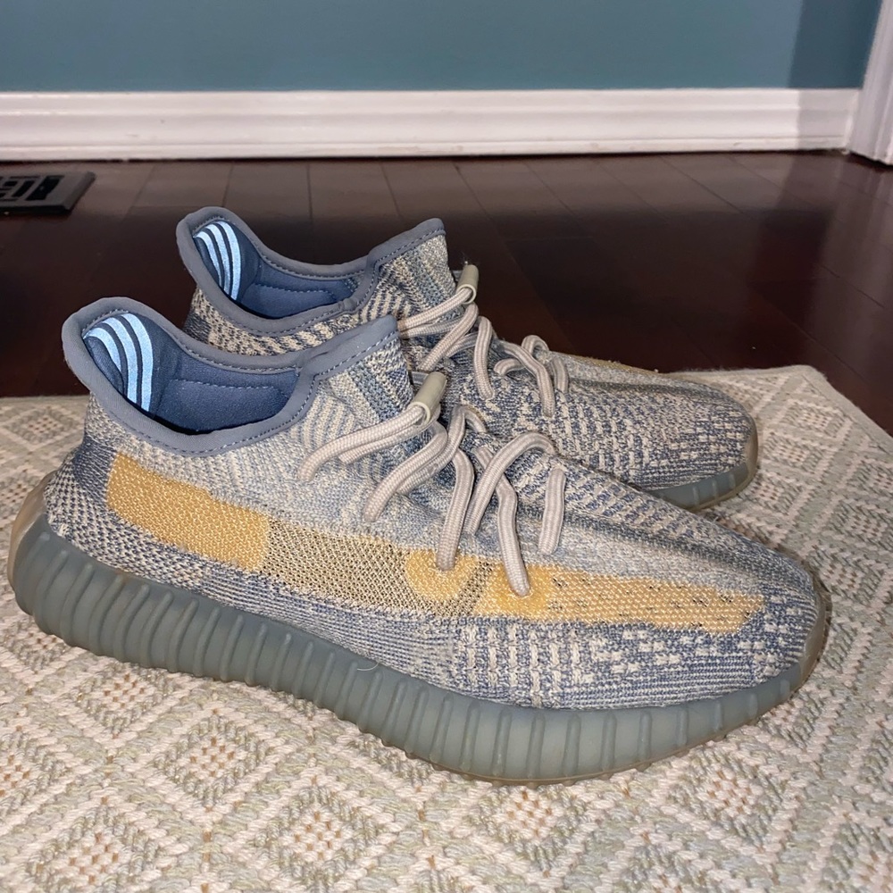 Authentic Yeezy Boost 350 V2 in PERFECT condition. Womens size 7. Mens 5 1/2